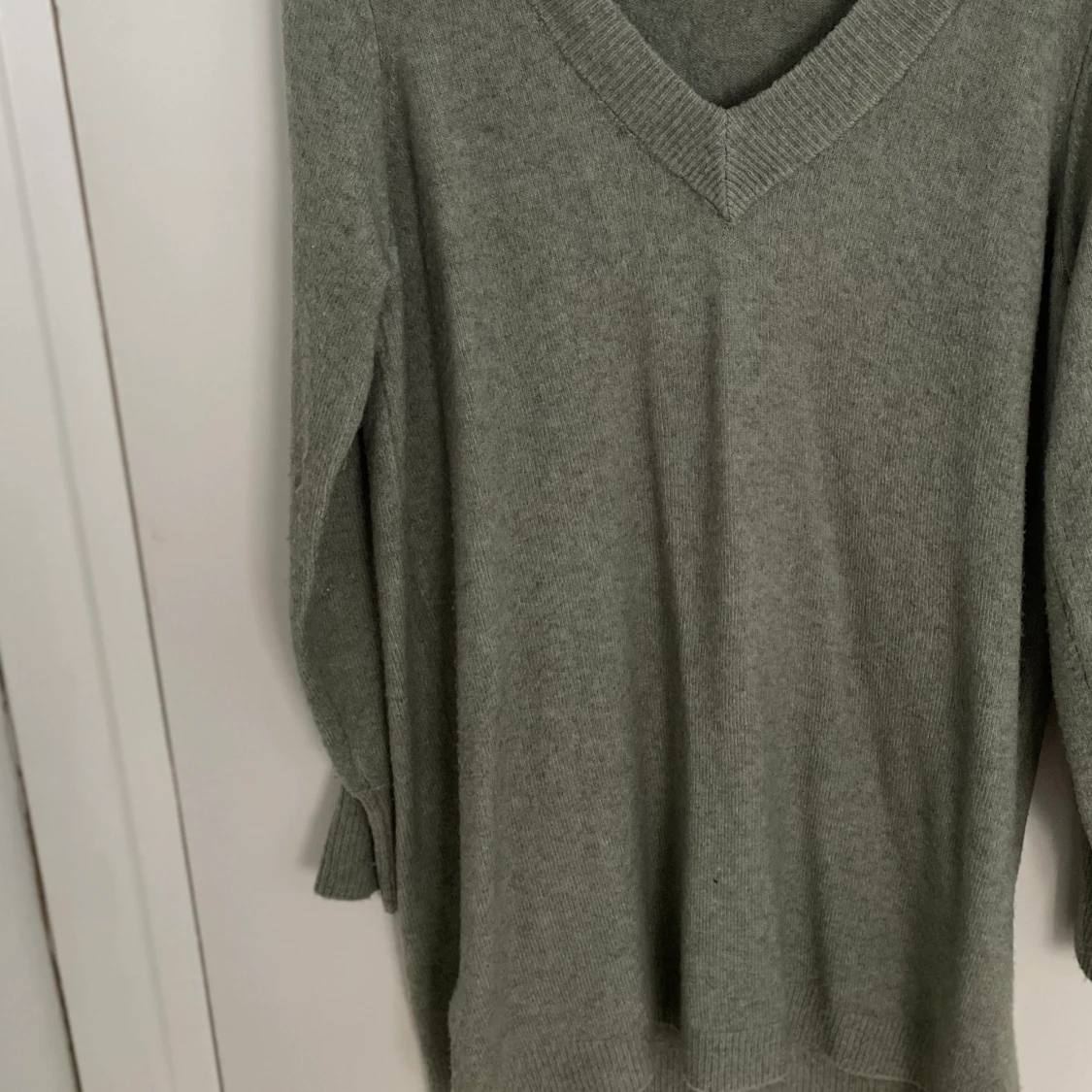 En lite längre stickad tröja  - 90