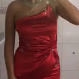 Röd lång klänning -  Storlek 34, stretching, använd bara en gång