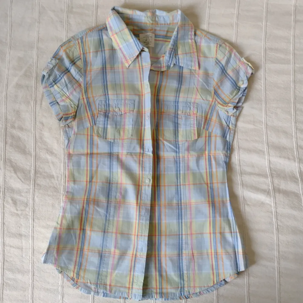 Blå kortärmad skjorta i 100% bomull. Sparsamt använd. Storlek 34. Säljer en liknande rosa skjorta också.. Skjortor.