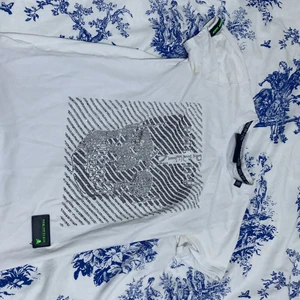 Philipp plein  - Den här Philipp plein tröjan är JÄTTE!! Snygg den passar till allt den är i bra skick den är inte sönder du kan ta på dig ute och in. DEN HÄR KOSTAR 4000-5000 OCH JAG KOMMER SÄLJA DEN HÄR FÖR MYCKET Billigare!!