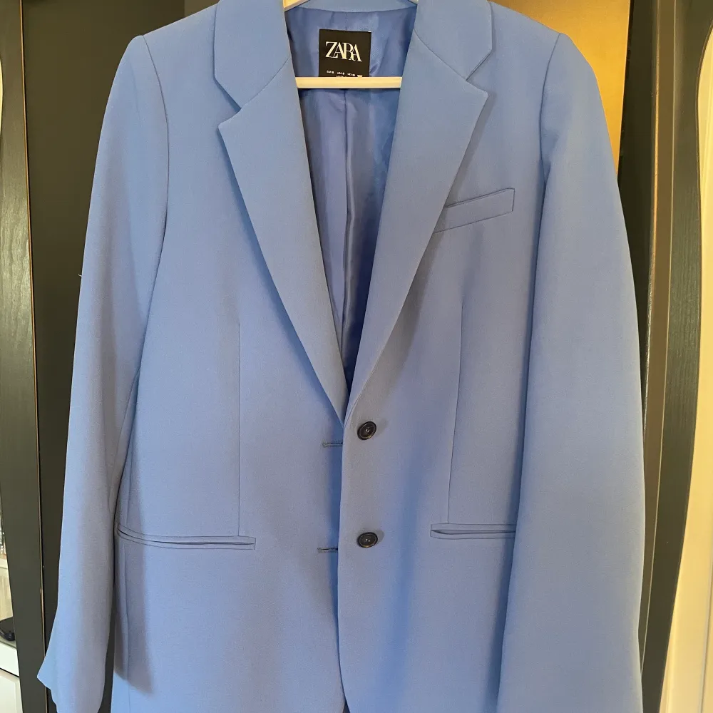 Blå kavaj från Zara i storlek S, använd 4 ggr. Rätt färg på första bilderna❤️ Nypris 800kr. Kostymer.