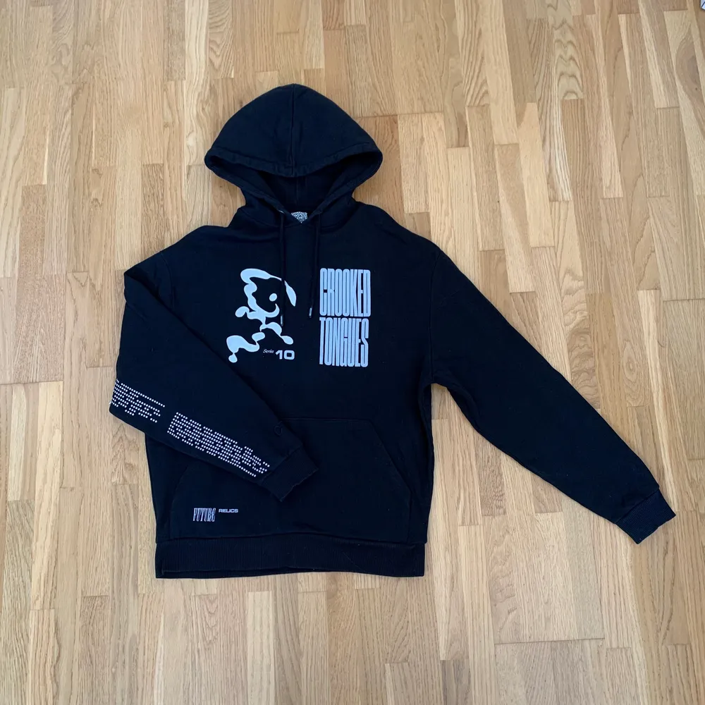 svart hoodie med tryck från crooked tongues! köpt på asos för ca 2 år sedan så tröjan är slut i sortimentet. använd fåtal gånger och i nyskick. kontakta mig för frågor. priset kan diskuteras!. Hoodies.