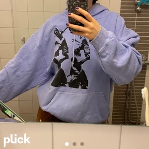 Hoodie  - Först till kvarn får 🤗💜 köpt från mans avdelningen så stor size 