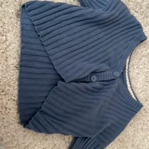 Blå stickad kofta ribbad  - säljer denna sjukt finns koftan från american eagle, den kostade originellt 700/650 kr. Bra begagnat skick.🫶