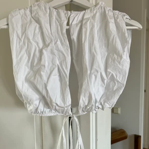 Topp - Så fin somrig topp från Zara. Den har en liten öppning i ryggen med långa band som kan knytas som man vill🤍🤍 endast använd en gång!