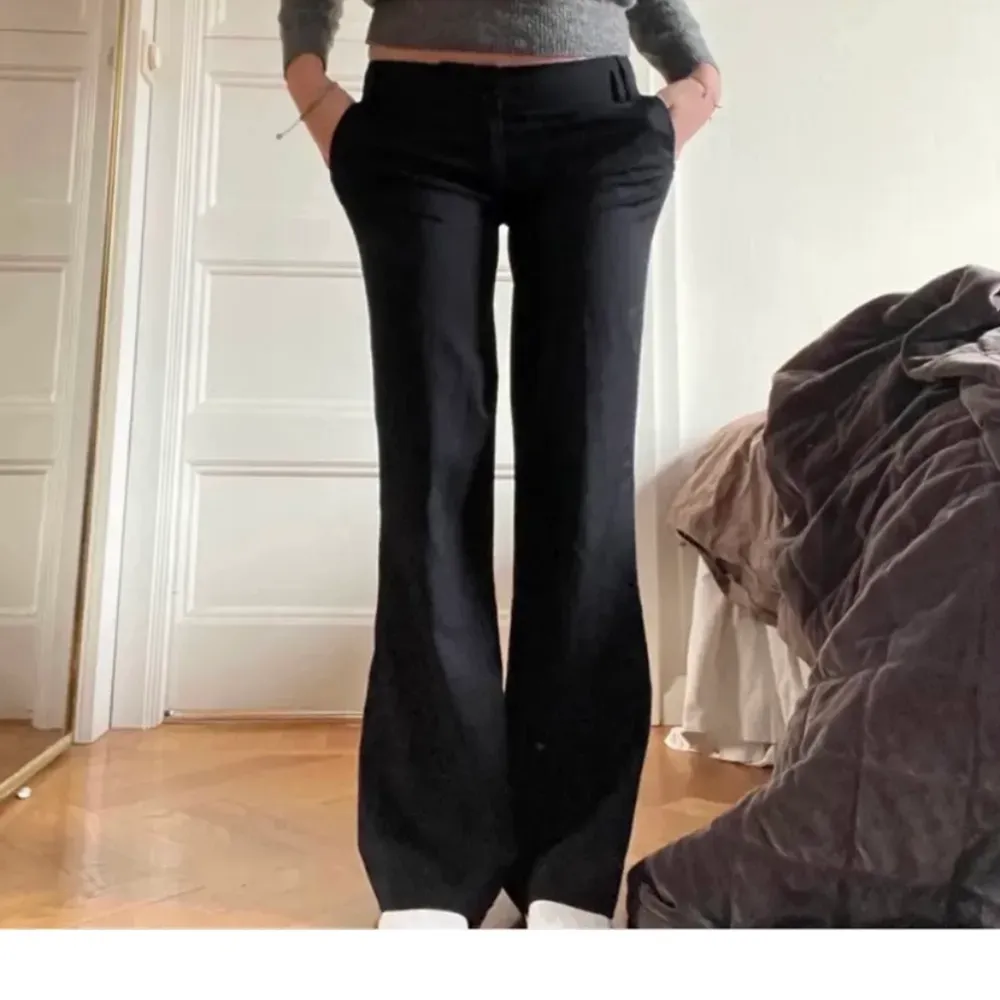 Skitsnygga kostymbyxor som är lågmidjade och raka hela vägen. Passar mig som är 166 cm. Storlek 38 men passar både s-m. Jeans & Byxor.