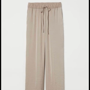 Populära byxor hm! - Säljer dessa fladdriga populära byxor från Hm! Strolek M jättefina tills sommaren 