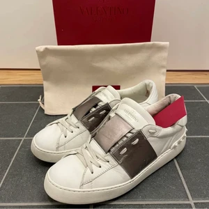 Valentino skor/shoes - Säljer nu mina älskade valentino skor eftersom jag blivit trött på färgen. BYTER gärna mot ett annat par eller ett par Christian Louboutin skor. Skriv för fler bilder och frågor, dom är använda men ser fortfarande väldigt fräscha ut!