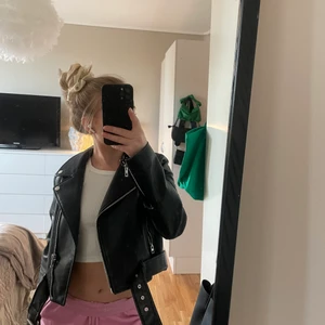 Zara skinnjacka  - Nästan helt oanvänd skinnjacka från zara. Säljer pga jag har en likande. Mycket bra skick. Köpt för 559