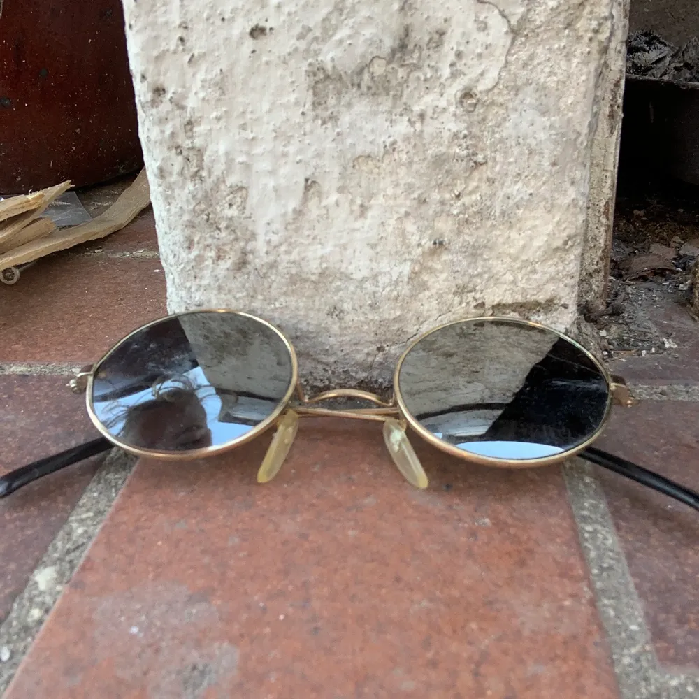 ganska coola, vintage solglasögon. tror de är från tidigt 90-tal, kanske? lite repiga på vänster lins, i övrigt ganska bra skick.. Accessoarer.
