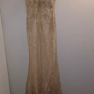 Bal klänning - En super fin aftonklänning som sitter fint och formar kroppen, enbart använd 1 gång, säljer den då denintenpassar mig längre