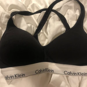 Calvin Klein bralette  - Jätteskön bralette som tyvärr blivit för liten. Den är perfekt till skolan eller om man bara vill ha något att chilla i. Den har en subtil pushup samt korsade band i ryggen. Denna passar dig med B-C kupa🖤
