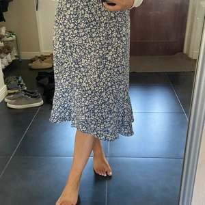 Blommig kjol  - Säljer denna sommardröm till kjol! Faller jättefint på kroppen och är så bekväm, köparen står för frakt:) 