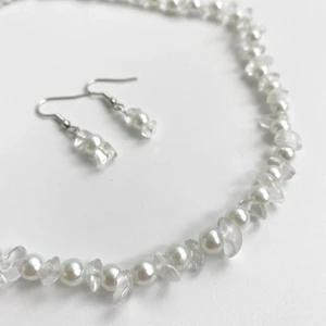 Smyckesset kvarts - Pärlhalsband och örhängen med kristallchips av halvädelstenen kvarts🤍 perfekt morsdag present. nickelfria!