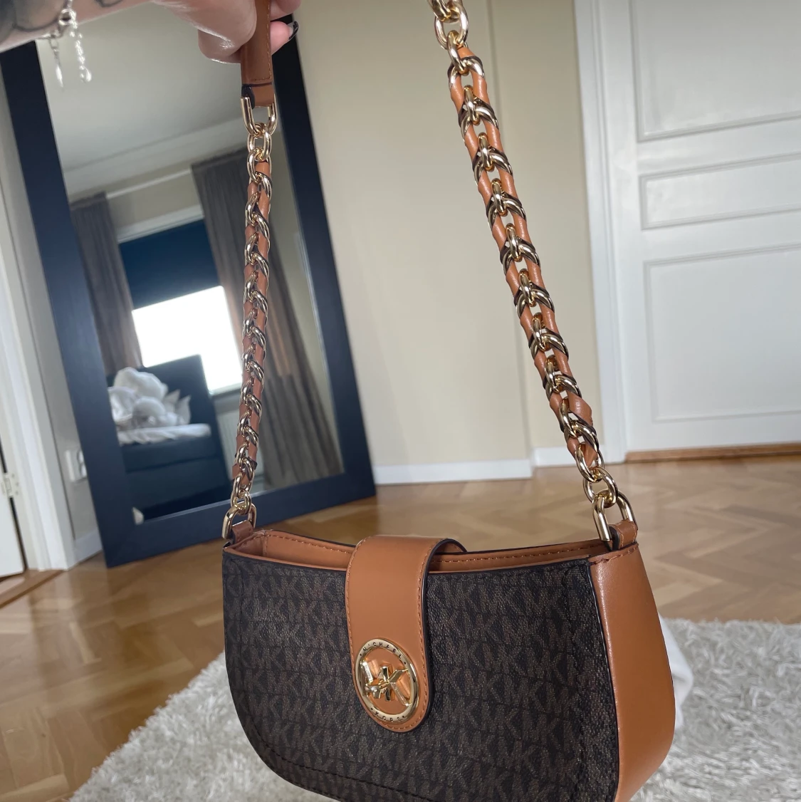 michael kors axelremsväska  - 90