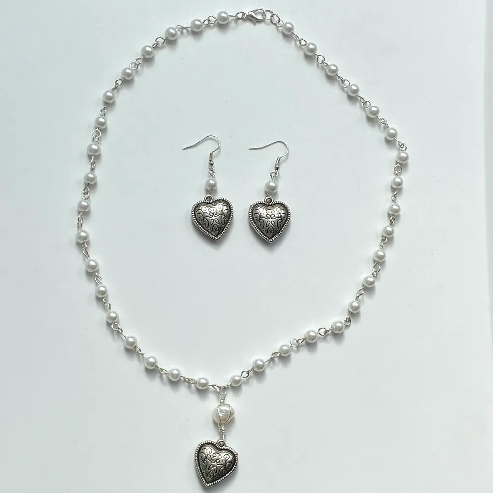 Smyckesset med pärlor och hjärt-berlock🤍 nickelfria och säljs även separat!. Accessoarer.
