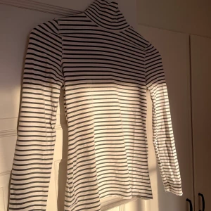 Randig tröja från Zara i ”sidenformat” - En fin randig Tröja från Zara i storlek XS i vit och svart. Köpte för några år sedan. Det roliga är att tröjan är i ett härligt silkes/satinmaterial vilket är väldigt skönt och svalkande tyg nu till sommaren. Det var alldeles för länge jag använde den, därför behöver den inte längre vara kvar i min garderob :) 🌷