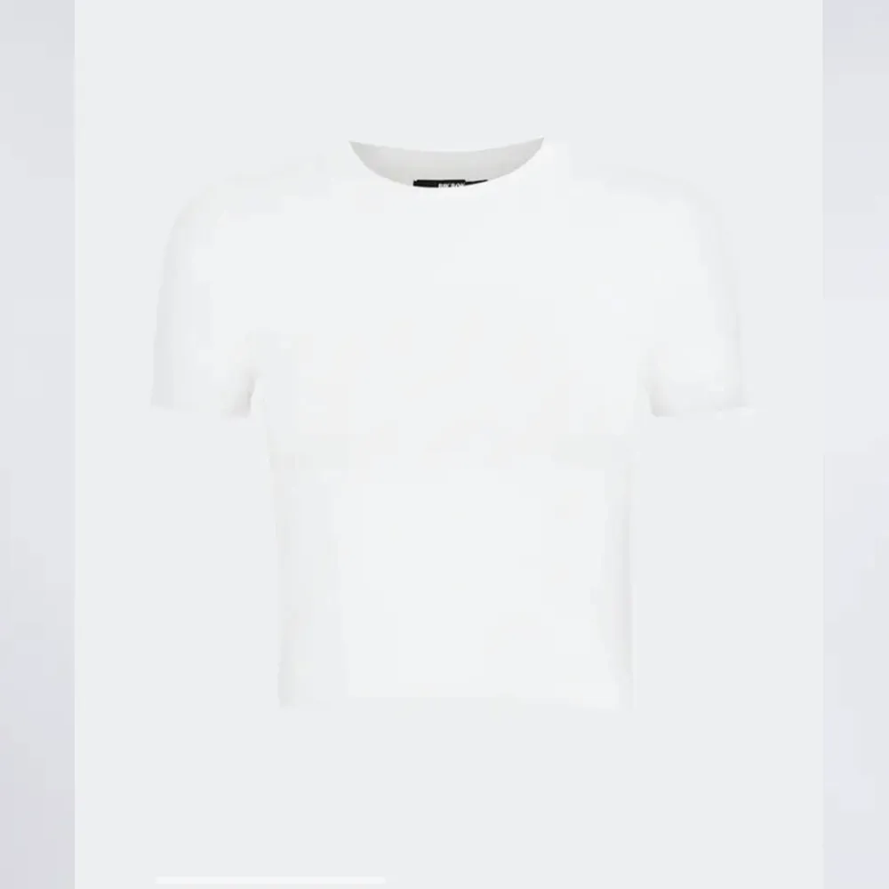 Jättefin helt vanlig kortare vit t-shirt från bikbok. Inte använd då jag köpte fel storlek, men den sitter som en S/M💗💗. T-shirts.