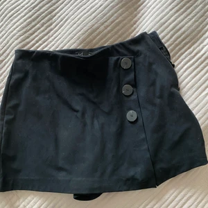 Kjol  - Säljer detta fina svarta kjol från Zara, skriv pm för flera bilder!😊