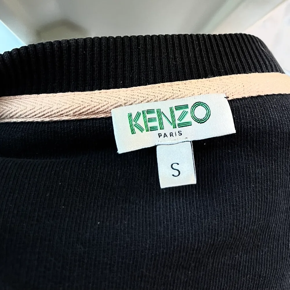 Kenzo tröja storlek S, använd fåtal gånger✨ Bra skick, ord. pris 2300kr. Tröjor & Koftor.