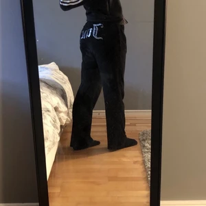 Juicy coutoure byxor (med text) - Asfina juicybyxor med text på rumpan, jag har köpt ett par nya därför säljer jag dessa. Den är i M men sitter definitivt inte som M utan med som s/xs. Köparen står för frakten❤️