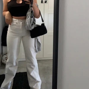 Vita vida byxor - Skit snygga jeans i stl 36. De har lite vidare ben. Använd bara ett fåtal gånger då de blivit försmå. Jättebra skick! Fler bilder finns. Nypris 499 kr men säljer för 150 kr. Köparen står för frakten