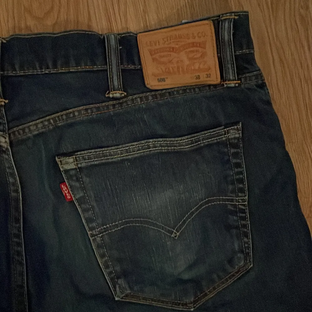 Levis jeans. Jag har använt dom ett fåtal gånger o gillar dom men jag använder dom inte längre. Köpt för ca 1000 och säljs för 225. Storlek W/38 och L/32. Jeans & Byxor.