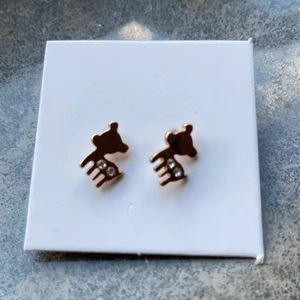 Örhängen 💋 - Säljer dessa örhängen då jag inte använder, har aldrig använt så helt nya. Fick dom i en kalender💕Dom är nyckelfria!💗