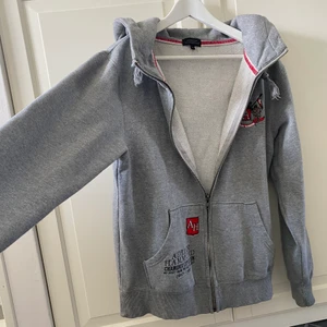 Vintage Grå ziphoodie - En snygg grå ziphoodie från märket Adrian Harmond. I fint skick, väldigt skön, bra material och värmer för halsen. För fler bilder eller mått kontakta mig!