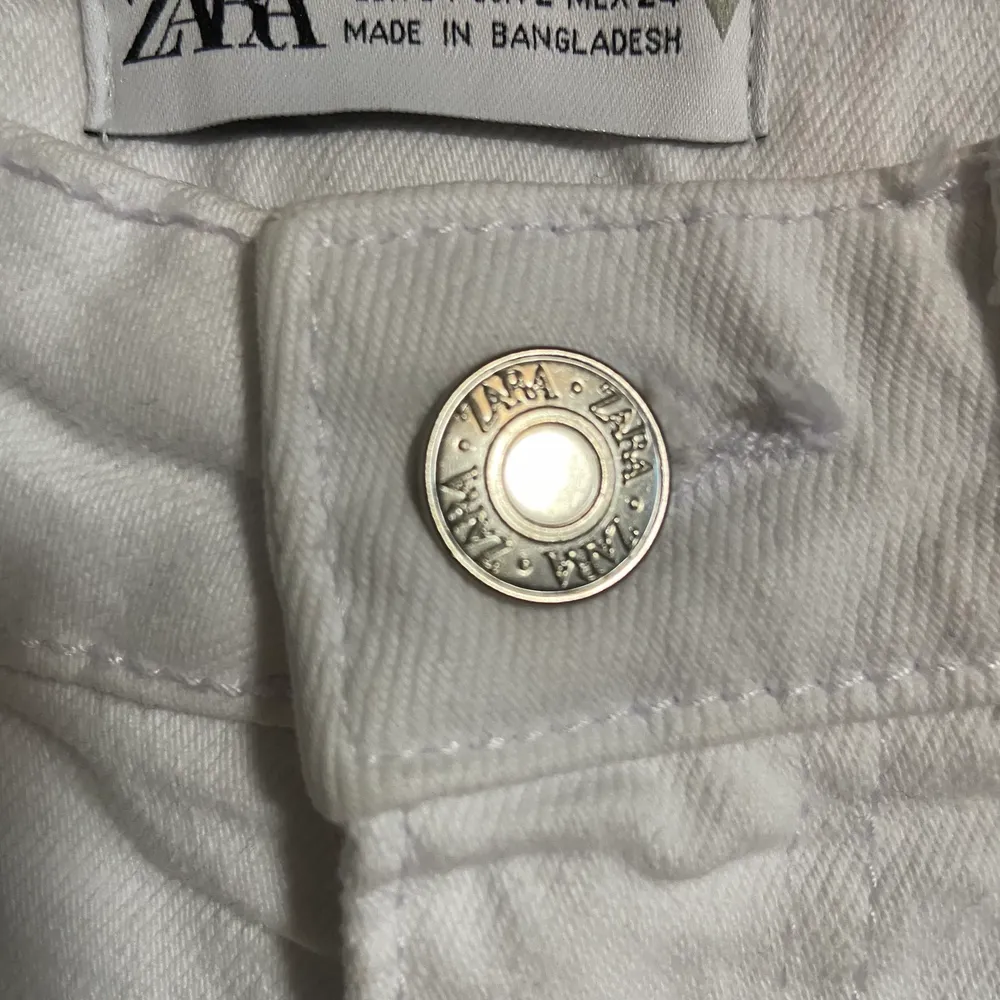 Vita slitna jeansshorts från Zara i storlek 34. Shortsen har ett litet blåt streck som knappt syns.. Shorts.