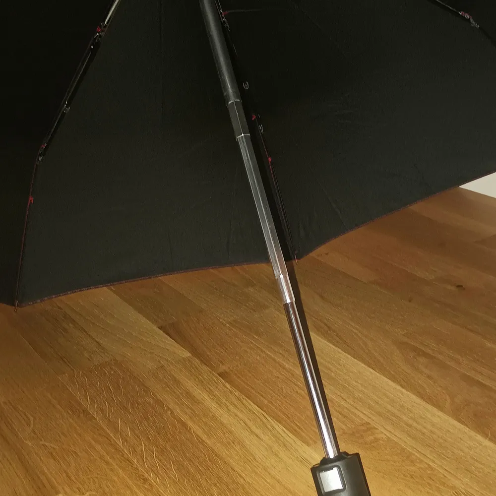 Hugo Boss fickparaply i nyskick [Unisex]  Fick paraply med rutmönster & automatiskt öppning, storlek:100.cm   ligger i en liten väska som ni kan se på bilden.. Accessoarer.