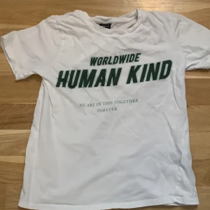 T-shirt  - Hej! Säljer denna fina t-shirt från Gina i storlek xs då jag inte använder den nå mer💕 använd ganska många ggr men den är i bra skick. Säljer för 50kr + frakt💕