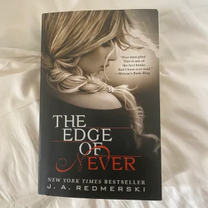 Böcker - The Edge of Never🌸 jättebra bok! 50kr + frakt eller mötas upp i stockholm