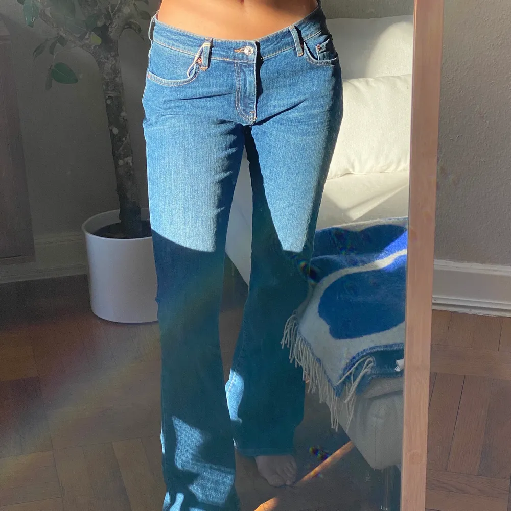 Låga jeans med bootcut från Gina Tricot. De är så snygga men tyvärr lite för stora på mig, därför säljer jag ❤️ Aldrig använda. Nypris: 499. Jeans & Byxor.