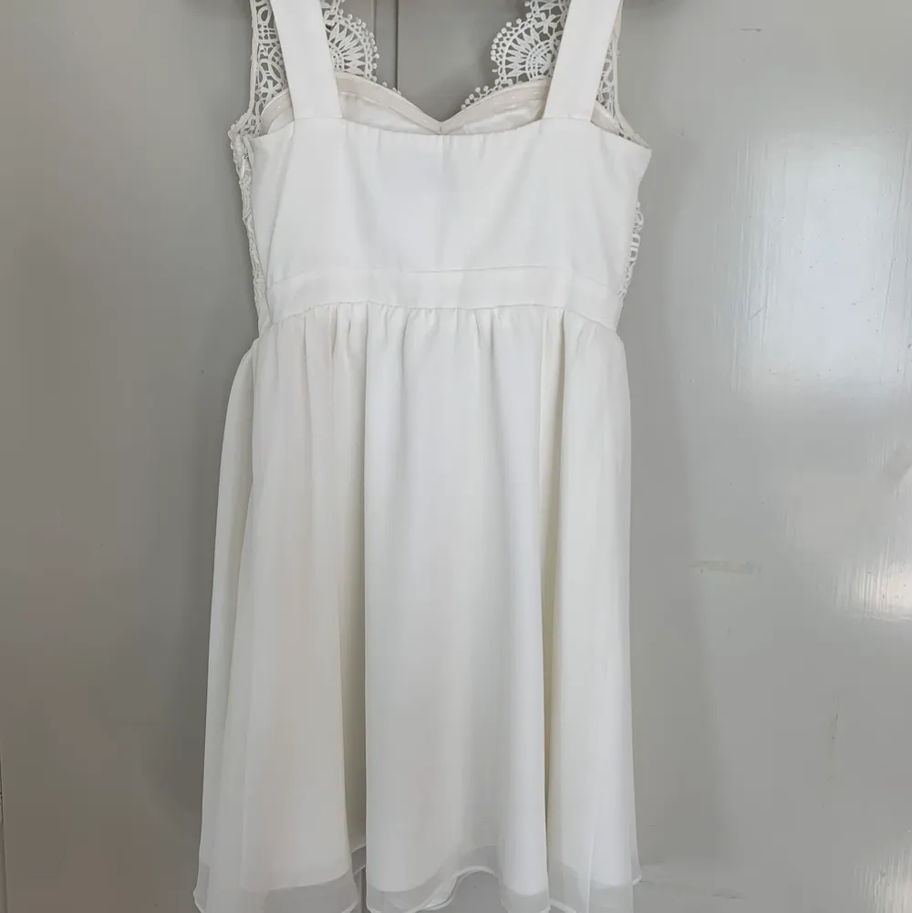 Säljer min vita klänning som jag använt en gång🤍 Klänningen går ovanför knäna, täcker där bak! Storlek 34, köpt för 600-700kr.  Pris kan diskuteras💕. Klänningar.