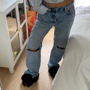 Säljer dessa jeans från & other stories. Stolek 27, sitter lite oversized på mig som har 25.  Långa för mig som är 157. Bra skick. Köptes för ca 700kr.