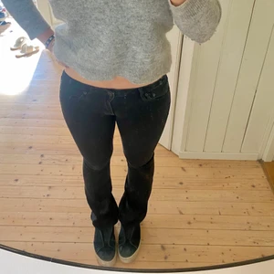 Crocker bootcut/flared jeans - Skitsnygga svarta mid/lowrised jeans från Crocker, säljer pga för små för mig!!! 🖤❤️‍🔥