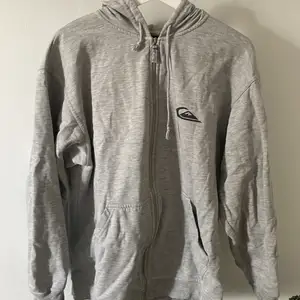 Grå hoddie! Gammal, knappt några synliga skador (bara innanför tröjan), grå, nice hoddie, snygg till allt! Förliten för mig!