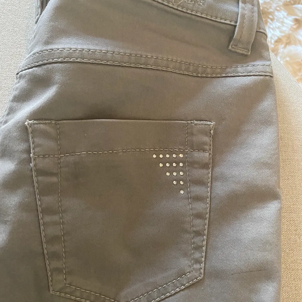 Såå snygga och otroligt sköna Michéle Magic jeans i rak passform och grå färg. Aldrig använda, då de tyvärr är för små. Är low/midwaisted. Kan mötas upp i Sthlm, annars står köparen för frakten 💕. Jeans & Byxor.