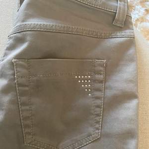 Såå snygga och otroligt sköna Michéle Magic jeans i rak passform och grå färg. Aldrig använda, då de tyvärr är för små. Är low/midwaisted. Kan mötas upp i Sthlm, annars står köparen för frakten 💕