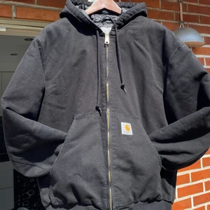 Carhartt OG active Jackeg - Säljer min Carhartt WIP - OG active Jacket strl M. Jackan är i nyskick och har inga märken eller skador! Den är köpt oktober 2021. Nypris 2480kr (köparen står för frakten📮)
