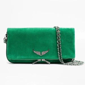 Zadig väska - Jag har nu bestämt mig för att sälja min Zadig väska i en väldigt fin grön färg. Väskan är i bra skick men med lite små fläckar, dock är detta inte något som man direkt tänker på. Både det långa och det korta bandet är med, samt prislappen. Väskans nypris låg på 2905kr, men man kan komma med bud från 1000kr+frakt🥰🥰🥰