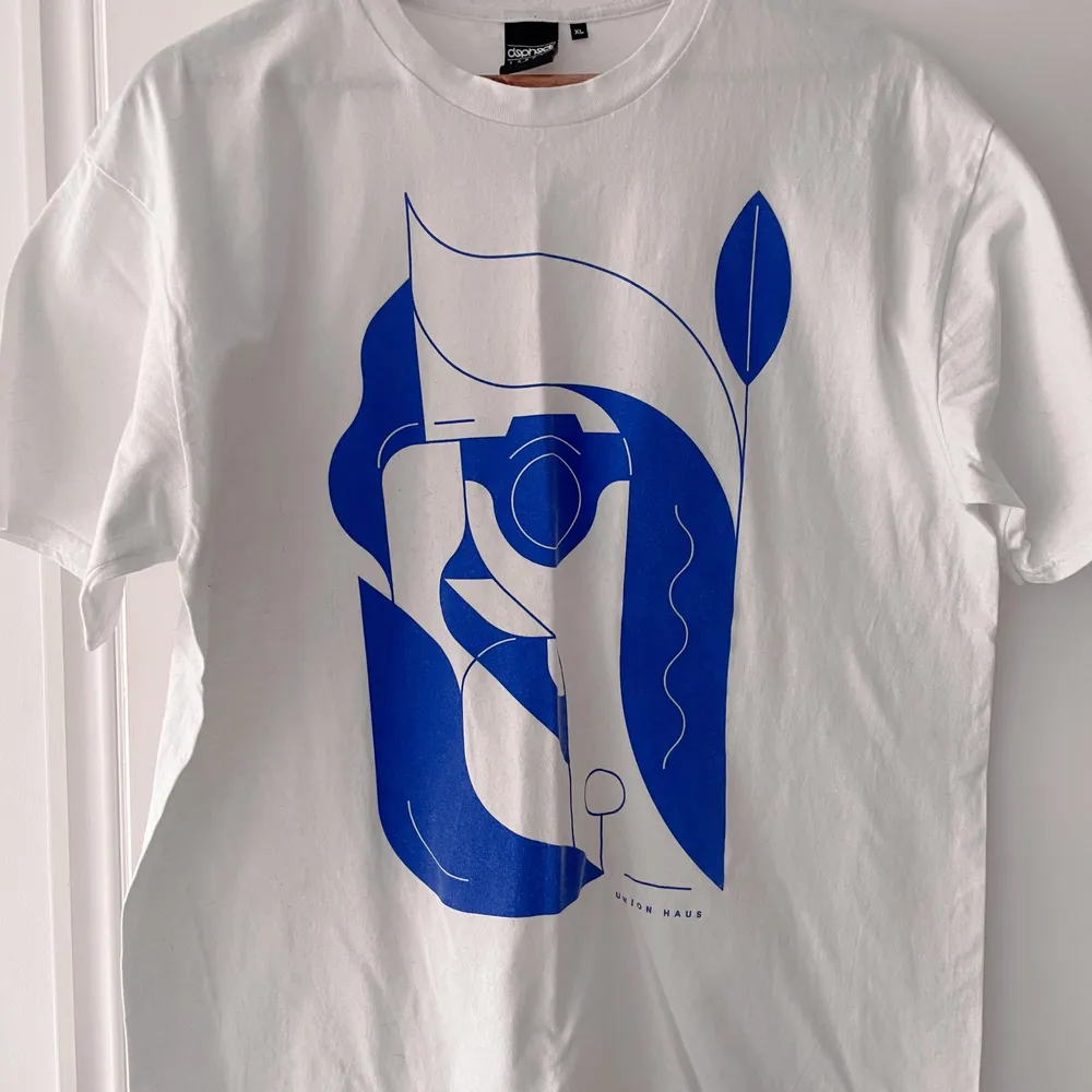 White graphic XL t-shirt, standard fit. Worn once or twice. Retail price ~350sek. T-shirts.