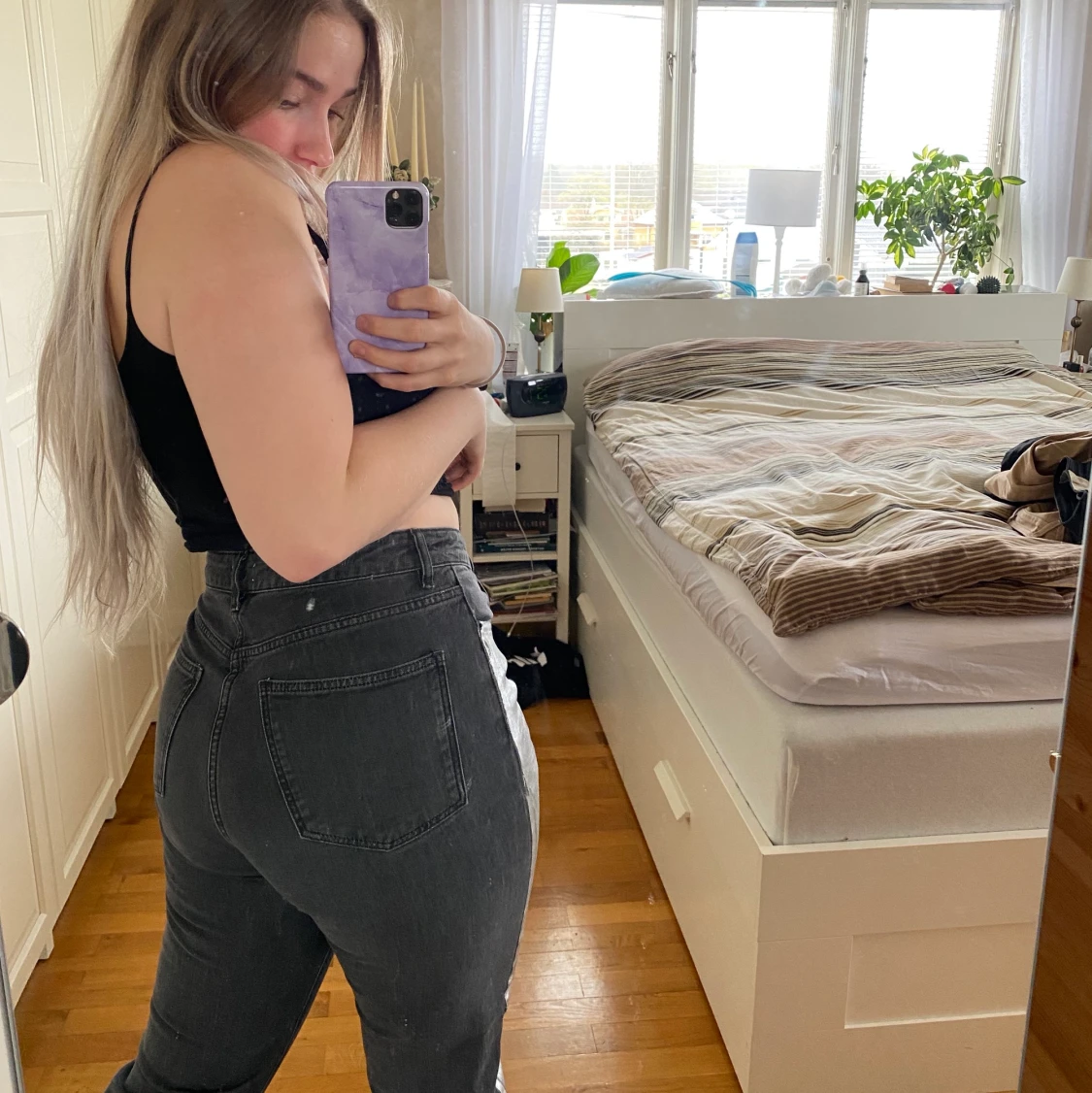 Gråa jeans med silvrig rand