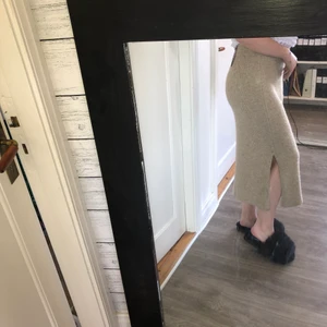 Kjol - Stickad beige kjol med slits. Aldrig använd endast testad. Lappen är kvar! Nypris 399kr säljer för 150kr plus frakt🫶🏼 storlek L men passar mig som  bär XS/S, är 167cm lång