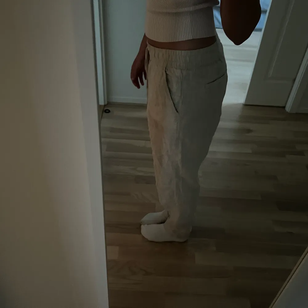 Ett par till ascoola linnebyxor, säljer på grund av att dom är för små då jag normalt bär 38. Jeans & Byxor.