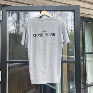 Slutsåld Stone Island t-shirt i bra skick. Storlek M. För fler frågor kom pm mvh, Max.