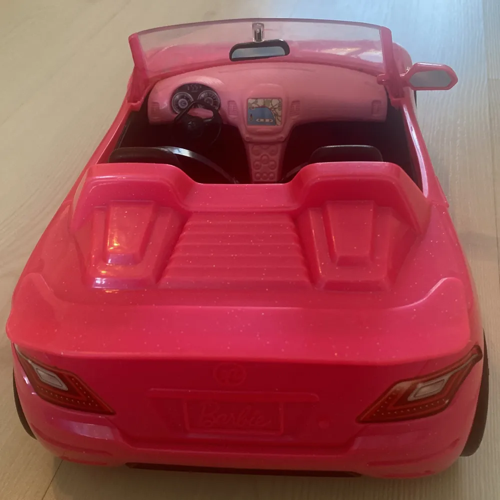 Lekia Barbie bil färg rosa längd 36 cm . Övrigt.
