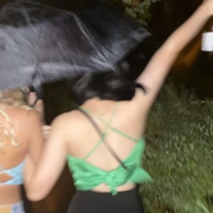 grön festtopp💚 - Jättesnygg grön festtopp med knytrygg! Använt en gång💚