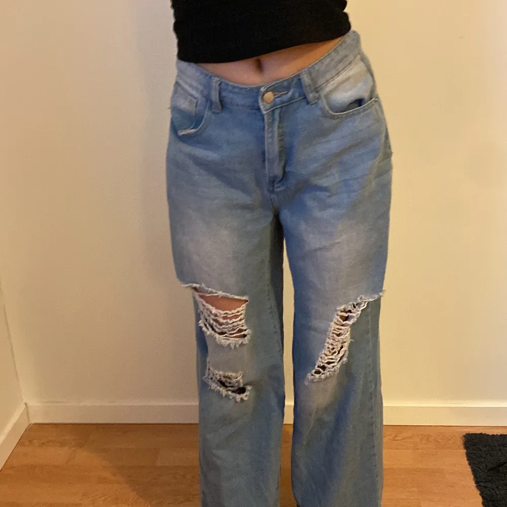 Jeans som inte är min stil längre i s .  tjejen som har på byxorna har xs så vi ha knutit dom tittare så tro inte de inte kommer passa er . Original pris 200. Jeans & Byxor.